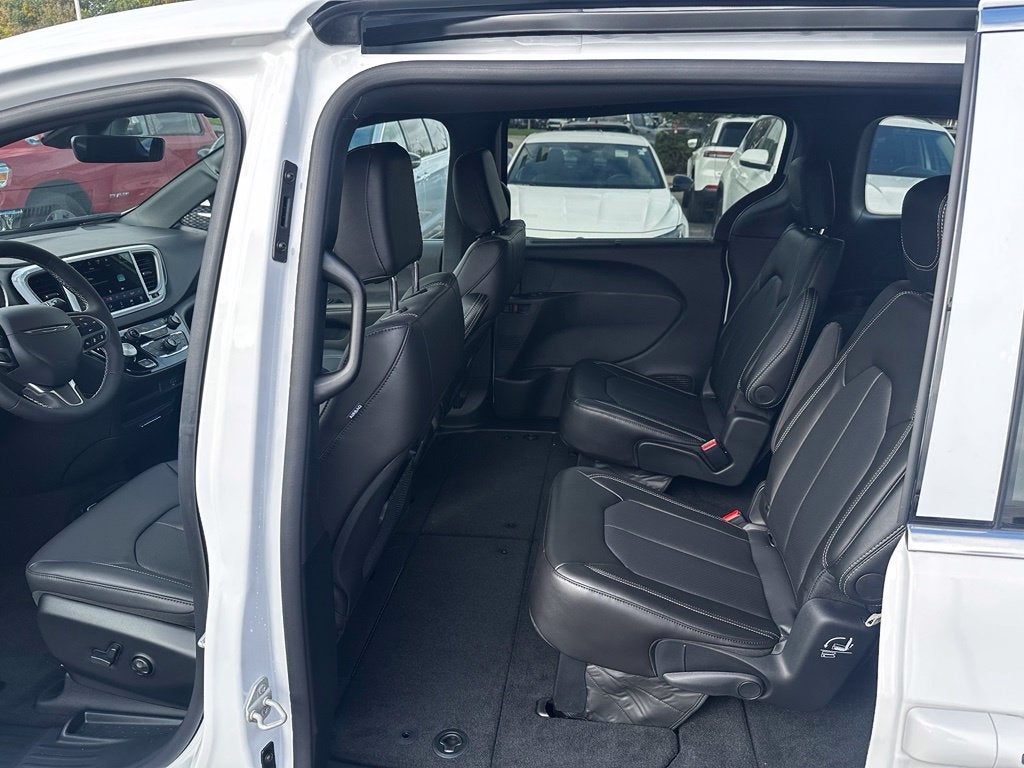2027 Chrysler Pacifica LX