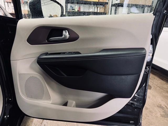 2024 Chrysler Voyager LX