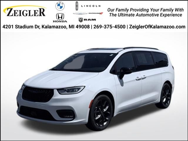 2025 Chrysler Pacifica Limited's photo