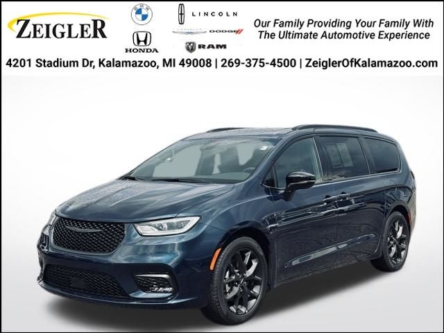 2025 Chrysler Pacifica Limited's photo
