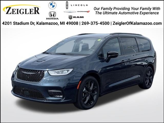 2025 Chrysler Pacifica Limited's photo