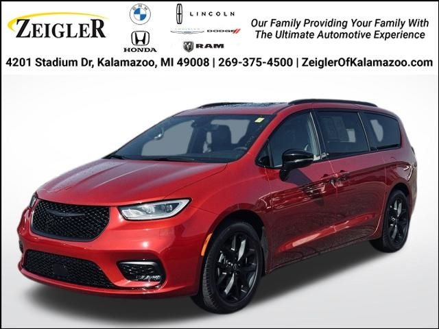 2025 Chrysler Pacifica Limited's photo
