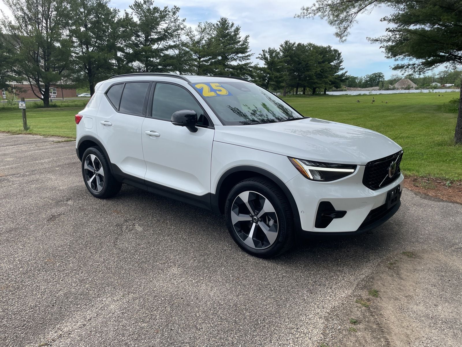 2025 Volvo XC40 B5 Plus Dark Theme